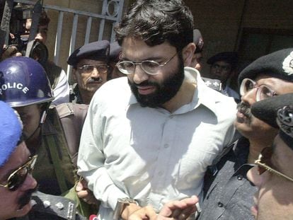 Ahmed Omar Saeed Sheikh, condenado por el asesinato del periodista Daniel Pearl, a su salida del tribunal de Karachi donde se le conmutó la pena de muerte el año pasado.