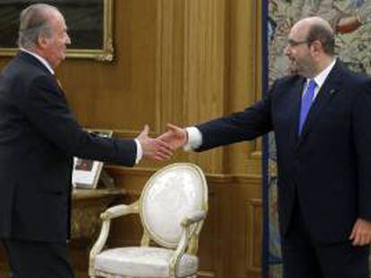 El rey Juan Carlos saluda al presidente de la Central Sindical Independiente y de Funcionarios (CSI-F), Miguel Borra (d), a quien ha recibido en audiencia esta tarde en el Palacio de la Zarzuela.