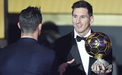 Messi rep la felicitació de Cristiano després de guanyar la Pilota d'Or.