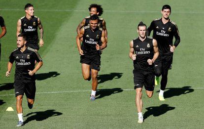 Hazard, Casemiro y Bale, delante de James Marcelo y Courtois, en Valdebebas.