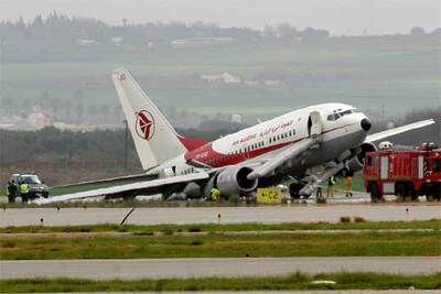El avión que se salió de la pista ayer en Sevilla es inspeccionado tras el accidente.