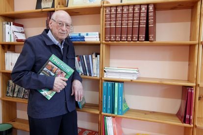 Luis Martín Montejo, este viernes en un aula del Instituto Vasco de Educación a Distancia (IVED) de Bilbao, donde ha terminado el Bachillerato con 87 años.
