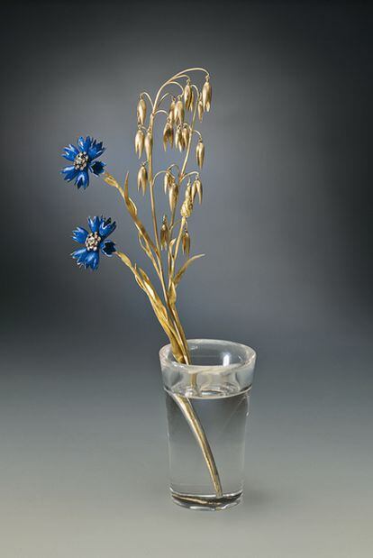 Ramo de acianos con espigas de avena en un jarrón, de Fabergé, de la muestra <i>El Hermitage en el Prado</i>.