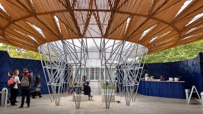 Vista de la estructura de acero central del Pabellón Kéré, el punto central de reunión bajo 'la copa del árbol'.