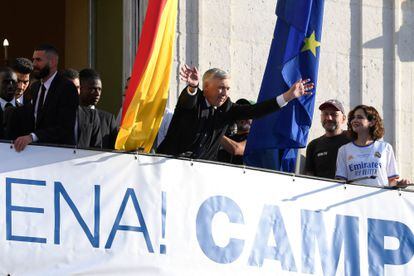 Carlo Ancelotti saluda a la afición desde el balcón de la Puerta del Sol, en presencia, entre otros, de la presidenta de la Comunidad de Madrid, Isabel Díaz Ayuso. 