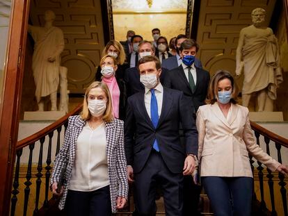 El líder del Partido Popular, Pablo Casado (en el centro), llega al hemiciclo acompañado por la portavoz popular en el Congreso, Cuca Gamarra (a la derecha), por la diputada Ana Pastor (a la izquierda) para asistir a la sesión de control.