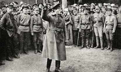 El líder de la revolución rusa Leon Trotski habla ante un grupo de soldados, en 1922.