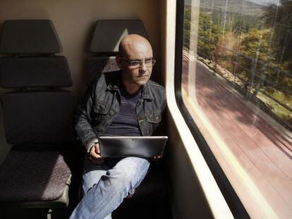 Un pasajero aprovecha el trayecto para revisar su ordenador