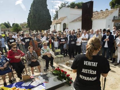 Acto de inicio de exhumación de una fosa en el cementerio de Paterna.