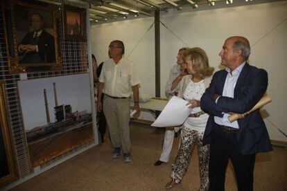 Los concejales Alfonso Novo y Mayr&eacute;n Beneyto, con el arquitecto &Aacute;lvaro G&oacute;mez Ferrer, en la visita al almac&eacute;n 