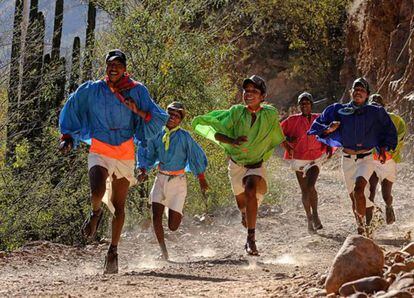 Un grupo de tarahumaras corre en Chihuahua. 