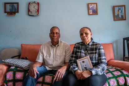 Los abuelos de William Bonilla, asesinado el pasado diciembre, posan con su retrato en el salón de su casa en Villaverde en Madrid.