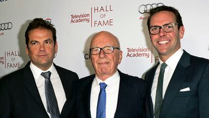 Rupert Murdoch, en el centro, junto a sus hijos Lachlan (izquierda) y James, cuya historia inspira a la serie 'Succession' y un episodio del 'podcast' diario 'Today in Focus' de 'The Guardian'.