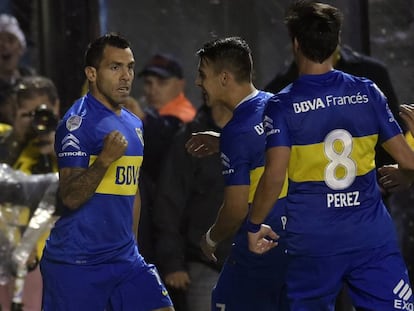 Carlos Tevez (i) de Boca Juniors festeja su gol contra Cerro Porteño de Paraguay.