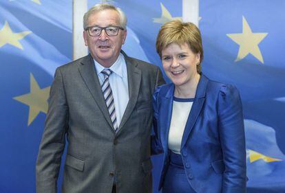Jean-Claude Juncker y Nicola Sturgeon en la reuni&oacute;n del Consejo Europeo, este mi&eacute;rcoles.