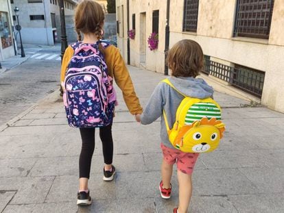 Dos niños acuden al colegio en Salamanca. 