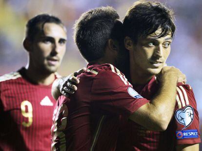 Alba felicita a Silva tras un gol.
