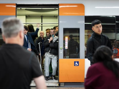 Un tren de Rodalies en la estación de Sants, dos días después de la avería.