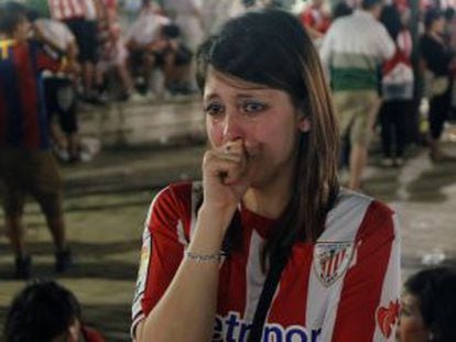 Una joven seguidora se lamenta por el resultado del choque. 