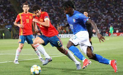 Moise Kean encara a Vallejo.