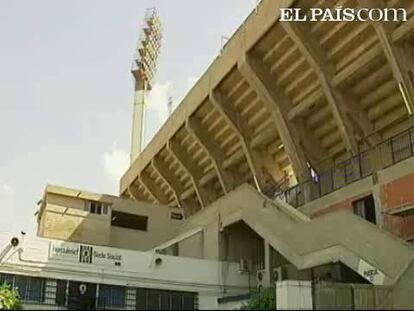 Enrique Ortiz, el máximo accionista del Hércules, habría reconocido presuntamente en una conversación telefónica con un familiar, haber dado al portero del Córdoba 100.000 euros por dejarse ganar. También habría intentado lo mismo con el Salamanca pero este equipo no se dejó comprar. Esta mañana salía satisfecho tras declarar ante el juez.Los jugadores del Hércules estaban indignados con los que quieren empañar su histórico ascenso. Su presidente prefería no hablar y los aficionados defienden la legalidad de su equipo. Mientras, el Betis espera que la justicia deportiva pueda entrar a investigar este presunto amaño, porque una posible sanción mandaría a Segunda al Hércules, y su lugar lo ocuparía el club verdiblanco.