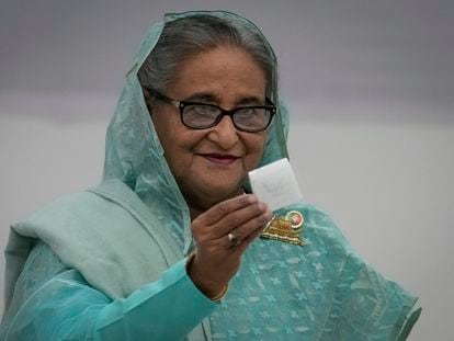 La primera ministra de Bangladés, Sheikh Hasina, muestra su papeleta mientras deposita su voto en un centro electoral de Daca, capital del país, el domingo 7 de enero de 2024.