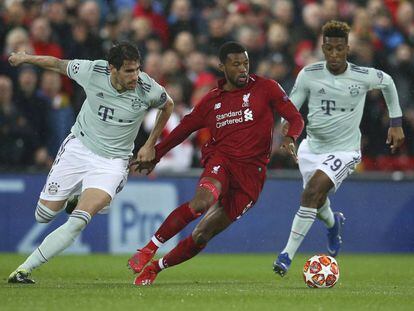 Wijnaldum dribla ante Javi Martínez y Gnabry.