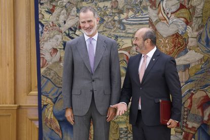 MADRID, 08/18/2023.- King Felipe VI (i) receives the new president of the Senate, Pedro Rollán (d), in audience at the Palacio de la Zarzuela in Madrid.  EFE/ Chema Moya POOL