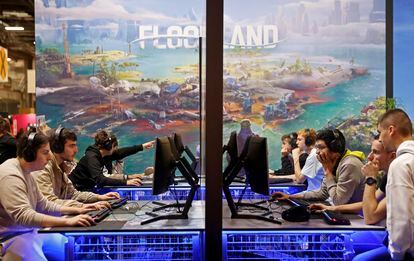 Varios jóvenes probaban el videojuego 'Floodland' durante la Paris Games Week en noviembre de 2022.