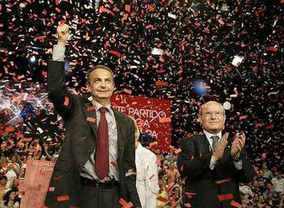 Zapatero y José Montilla, durante un mitin en Barcelona en la pasada campaña electoral.
