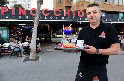 Raúl Darvas es rumano y trabaja en la heladería Pinocchio de Benidorm. Lleva en España desde 2003 y tiene un sueldo de 1200 euros mensuales. 