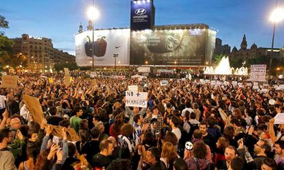 Una marea humana ha vuelto a llenar esta noche la Plaza de Catalunya para expresar el 'hartazgo ciudadano' ante la crisis económica y el sistema político.