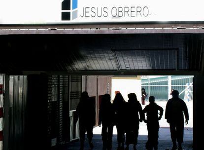 Varios alumnos cruzan por una de las zonas del colegio Jesús Obrero, de Vitoria.