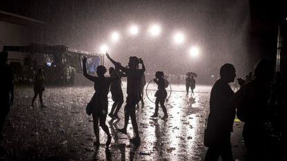 Uns joves ballen sota la pluja al S&oacute;nar de l&#039;any passat.