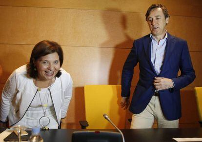 La presidenta regional del PP valenciano, Isabel Bonig, con el portavoz del PP en el Congreso, Rafael Hernando.