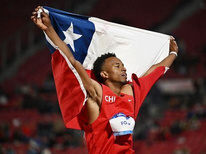 Santiago Ford festeja su medalla de oro en el decatlón de Santiago 2023, este martes.