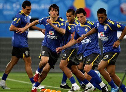 Kaká (el segundo por la izquierda), y Robinho (a la derecha), ayer en la sesión preparatoria de Brasil.