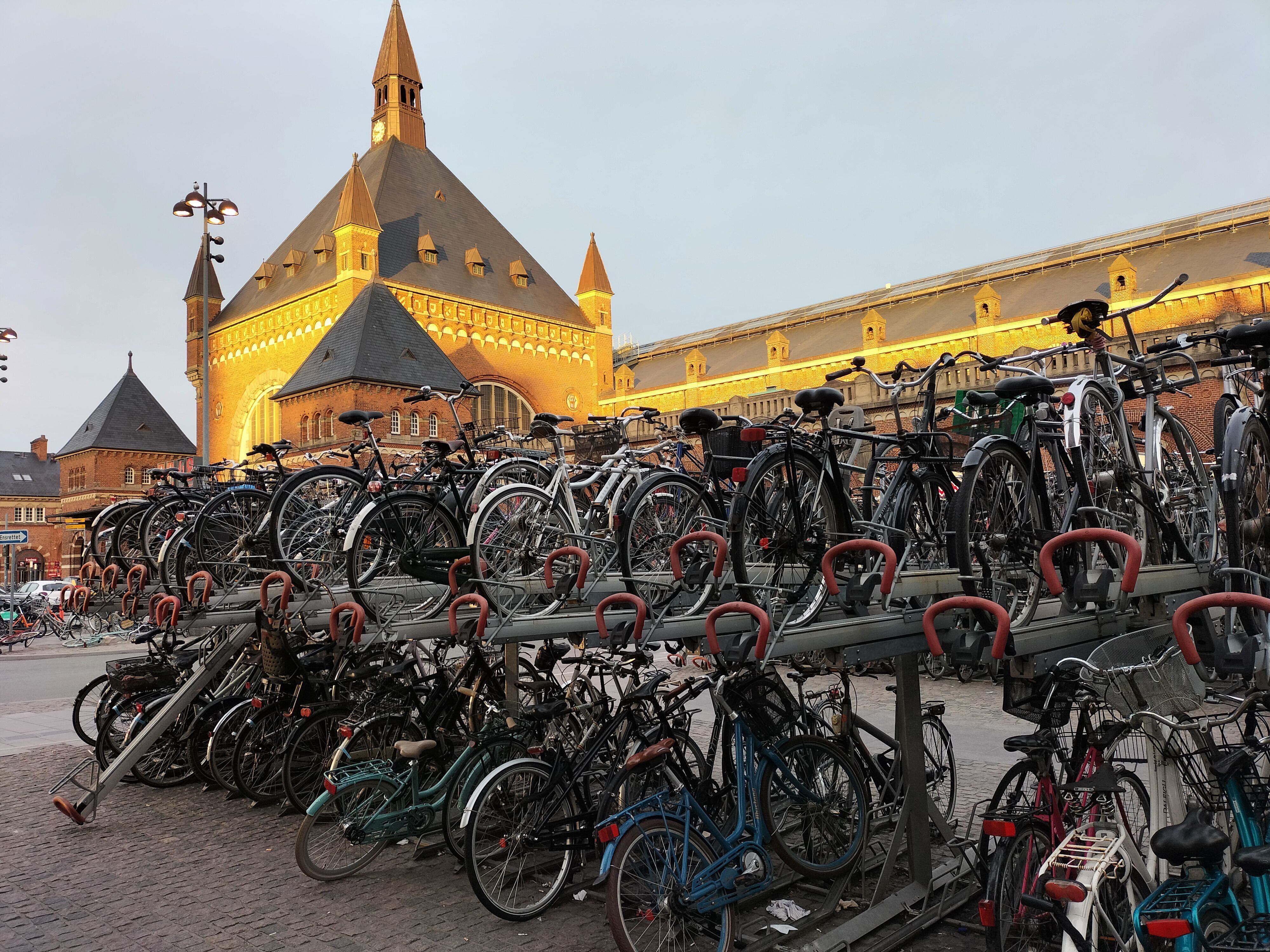 Aparcamiento para bicicletas con dos pisos junto a la estación central de Copenhague. 