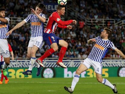 Torres cabecea entre los defensas de la Real. En vídeo, declaraciones de Diego Pablo Simeone, entrenador del Atlético de Madrid.