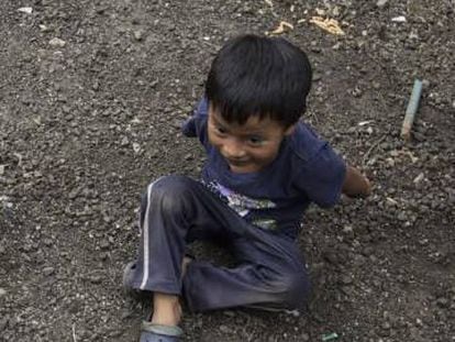 Un niño juega en el piso en Chiapas.