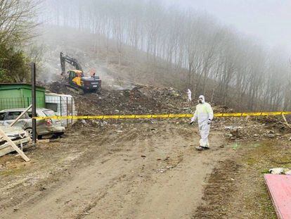 Los operarios trabajan en la pista de acceso del vertedero de Zaldibar (Bizkaia).