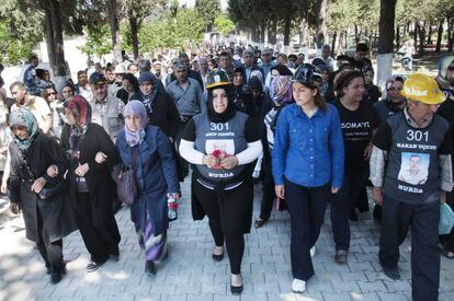 Protesta de familiares y compa&ntilde;eros de los 301 mineros muertos en el accidente de Soma, en Turqu&iacute;a, el 13 de mayo.