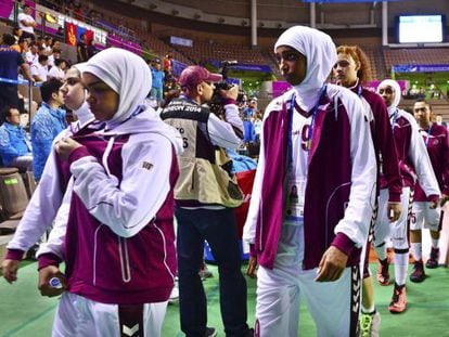 Las jugadoras qatarís se marchan del estadio en el que tenián previsto disputar un partido ante Mongolia en los Juegos Asiáticos. 