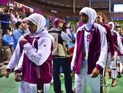 Las jugadoras qatarís se marchan del estadio en el que tenián previsto disputar un partido ante Mongolia en los Juegos Asiáticos. 