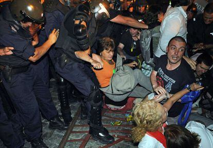 La policía búlgara desaloja una de las salidas del Parlamento de Sofía, 23 de julio de 2013.