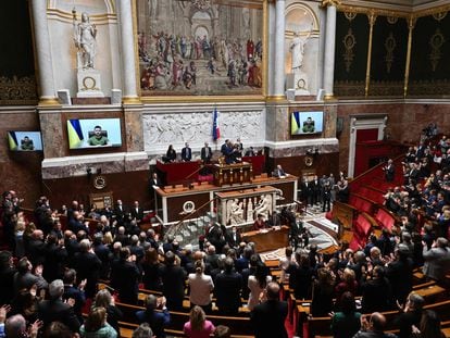 Diputados y senadores franceses aplauden durante una videoconferencia con el presidente ucranio Volodymyr Zelensky, en la Asamblea Nacional de París, este miércoles.