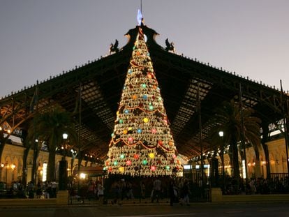 Un árbol de navidad en la estación central de trenes de Santiago, en una imagen de archivo.