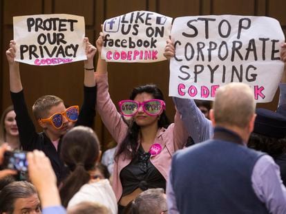 Una protesta en abril de 2018 en el Senado de EE UU con motivo de la comparecencia del consejero delegado de Facebook.