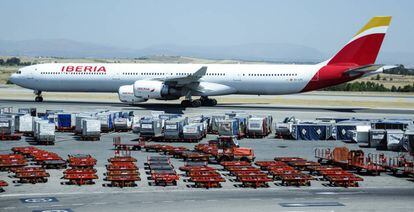 Un avión de Iberia en el aeropuerto de Madrid