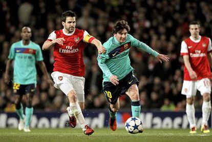 Cesc persigue a Messi en una acción del partido del miércoles en el Emirates Stadium.